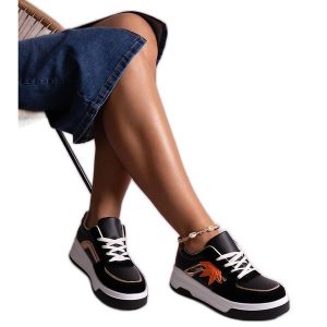 Czarne sneakersy eko zamszową wstawką Kollins. Czarne trampki bez wzorów, z zamszu, bez zapięcia. Za 82,20 zł.