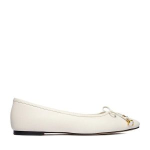 Baleriny GINO ROSSI. Białe balerinki Gino Rossi, bez wzorów, bez obcasa, bez zapięcia. Za 329,99 zł.