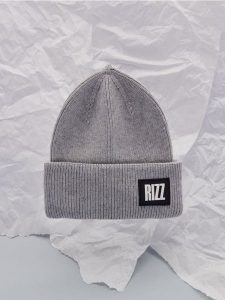 Czapka beanie - szary. Szare czapki Sinsay, z aplikacjami, z materiału. Za 25,99 zł.
