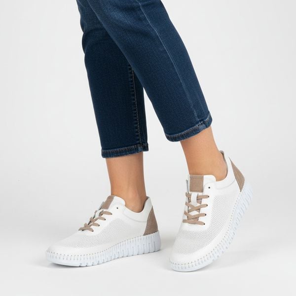 Półbuty damskie Artiker, niski fason sznurowanie sportowy charakter lekka konstrukcja elastyczna podeszwa miękka wkładka, biała, 58C3083. Białe półbuty ARTIKER, na lato, bez wzorów, z jeansu, bez obcasa, bez zapięcia. Za 197,90 zł.