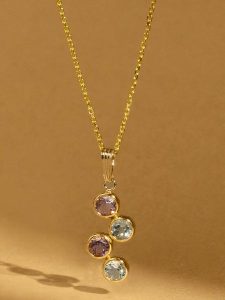 OR ÉCLAT Złota zawieszka "Quadra" z ametystami i topazami rozmiar: onesize. Żółte zawieszki OR ÉCLAT, z ametystem, złote. Za 347,99 zł.