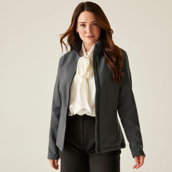 Damska kurtka softshell Ablaze z nadrukiem. Szare kurtki Regatta, na jesień, bez wzorów, z softshellu, bez kaptura. Za 199,99 zł.