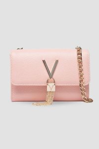 VALENTINO Mała różowa kopertówka Divina Pochette. Czerwone torebki klasyczne Valentino by Mario Valentino, bez wzorów, małe, bez dodatków. W wyprzedaży za 155,99 zł.
