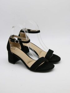 Bellucci Sandały w kolorze czarnym na obcasie rozmiar: 40. Czarne sandały Bellucci, bez wzorów, z otwartym noskiem, bez obcasa, na koturnie, bez zapięcia. Za 86,99 zł.