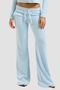 JUICY COUTURE Błękitne damskie spodnie dresowe Layla Low Rise Pocket. Niebieskie spodnie dresowe Juicy Couture, s, bez wzorów, z dresówki. W wyprzedaży za 255,99 zł.
