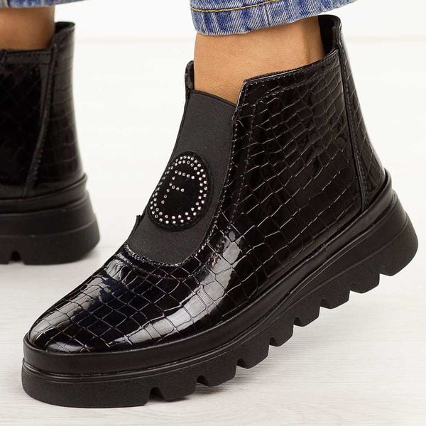 Czarne lakierowane botki damskie Filippo Dbt7169/25. Czarne botki Filippo, na jesień, bez wzorów, z gumy, z okrągłym noskiem, bez obcasa, bez zapięcia. Za 299,00 zł.