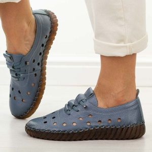 Niebieskie ażurowe skórzane półbuty damskie Cambell 15319. Niebieskie półbuty Cambell, na jesień, w ażurowe wzory, z jeansu, z okrągłym noskiem, bez obcasa, na płaskiej podeszwie, bez zapięcia. Za 219,00 zł.