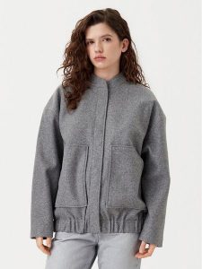 ONLY Kurtka przejściowa Nancy 15336622 Szary Regular Fit. Szare kurtki ONLY, l, bez wzorów, z syntetyku, bez kaptura. Za 199,99 zł.