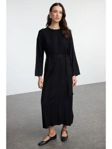 Trendyol Sukienka w kolorze czarnym rozmiar: L. Czarne sukienki Trendyol, na co dzień, l, bez wzorów, z tkaniny, bez kołnierzyka, bez ramiączek, maxi, proste. Za 113,36 zł.