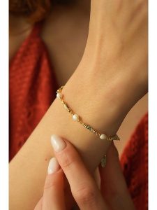 Pierres delicates Bransoletka w kolorze białym z perłami i jaspisami rozmiar: onesize. Białe bransoletki Pierres delicates, z jaspisem, z mosiądzu. Za 65,45 zł.