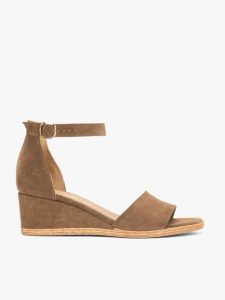 Jasnobrązowe sandały na koturnie. Brązowe sandały Ryłko, bez wzorów, ze skóry, z okrągłym noskiem, bez obcasa, na koturnie, bez zapięcia. Za 449,99 zł.