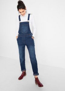 Ogrodniczki jeansowe o kroju boyfriend. Niebieskie jeansy bonprix, bez wzorów, z jeansu. Za 179,99 zł.