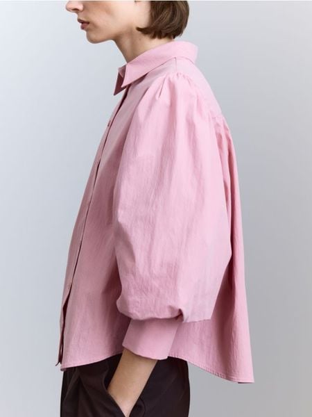 Koszula z bufiastymi rękawami - pastelowy róż. Czerwone koszule Reserved, l, bez wzorów, z bawełny, bez kołnierzyka, bez ramiączek. Za 129,99 zł.