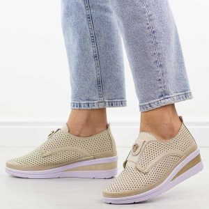 Beżowe skórzane ażurowe półbuty damskie na koturnie T.Sokolski 198. Brązowe półbuty Sokolski, na lato, w ażurowe wzory, ze skóry, bez obcasa, na koturnie, bez zapięcia. Za 299,00 zł.