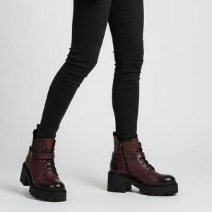 Botki damskie Armodo, ze skóry licowej na klocku z broszką na suwak ocieplane z okrągłym noskiem, bordowe, 60557-V. Czerwone botki Armodo, z aplikacjami, ze skóry, z okrągłym noskiem, bez obcasa, na obcasie, bez zapięcia. Za 382,99 zł.