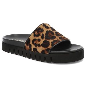 Klapki damskie Chebello, ze skóry naturalnej na grubej platformie w panterkę, brązowe, 4685-525. Brązowe klapki CheBello, bez wzorów, z jeansu, bez obcasa. Za 369,00 zł.