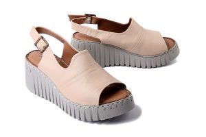 ARTIKER RELAKS 56C0957 beżowy, sandały damskie. Brązowe sandały Artiker Relaks, bez wzorów, bez obcasa, na koturnie, bez zapięcia. Za 174,93 zł.