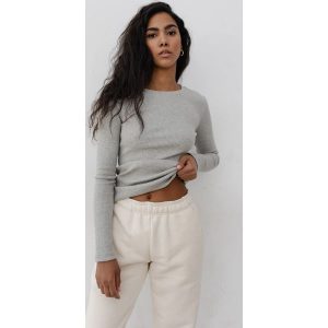 Dopasowany top z długim rękawem w kolorze LIGHT GREY MELANGE- MOODY. Szare topy Marsala, bez wzorów, z bawełny, bez kołnierzyka, bez ramiączek. Za 129,90 zł.