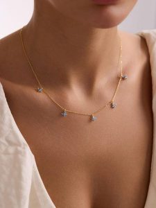 Lodie Silver Pozłacany naszyjnik z elementami ozdobnymi - dł. 42 cm rozmiar: onesize. Niebieskie naszyjniki Lodie Silver, z akwamarynem, pozłacane. Za 113,99 zł.