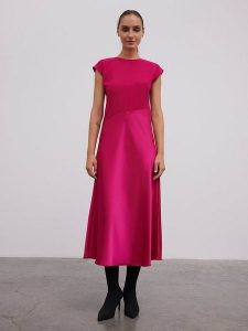 BGN Sukienka w kolorze różowym rozmiar: 36. Różowe sukienki BGN, na co dzień, bez wzorów, bez kołnierzyka, bez ramiączek, maxi, proste. Za 143,99 zł.