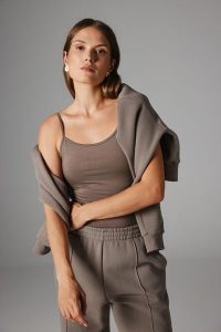 TOP SIA TAUPE M - Flawless. Topy Flawless, m, bez wzorów, z materiału, bez kołnierzyka, bez ramiączek. Za 169,00 zł.
