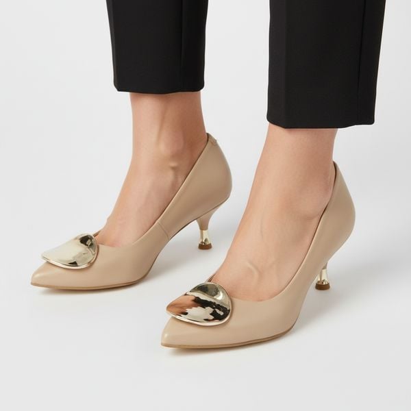 Czółenka damskie Chebello, ze skóry naturalnej licowej szpiczasty nosek metalowa ozdoba na przodzie niski obcas typu kitten heel, beżowe, 4929_-308-0. Brązowe czółenka CheBello, z aplikacjami, ze skóry, ze szpiczastym noskiem, bez obcasa, na obcasie, bez zapięcia. Za 503,90 zł.