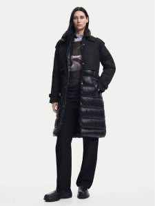 Desigual Płaszcz zimowy Estocolmo 24WWEW92 Czarny Regular Fit. Czarne płaszcze Desigual, na zimę, s, bez wzorów, z syntetyku, bez kaptura. Za 829,99 zł.
