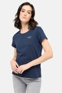 Damski T-Shirt Mustang Style Alma Navy Blazer 1016155 5324. Niebieskie t-shirty Mustang, l, bez wzorów, bez kołnierzyka, bez ramiączek. Za 79,99 zł.