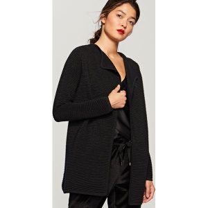 Luźny kardigan - Czarny. Czarne swetry oversize marki Reserved. W wyprzedaży za 39,99 zł.