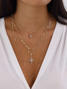 Luja Bijoux Pozłacany naszyjnik z cyrkoniami rozmiar: onesize. Żółte naszyjniki Luja Bijoux, z cyrkonią, metalowe. Za 77,45 zł.