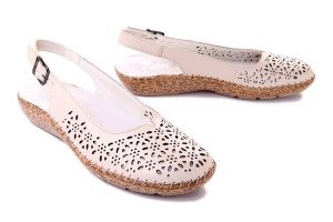 RIEKER 44861-60 beige, sandały damskie. Brązowe sandały Rieker, w ażurowe wzory, bez obcasa, bez zapięcia. Za 289,90 zł.