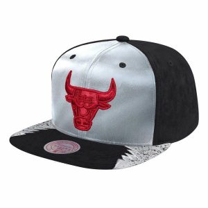 Czapka z daszkiem Mitchell & Ness NBA 5 Snapback Chicago Bulls -CBUYYPPPGYBK. Białe czapki MITCHELL & NESS, bez wzorów, sportowe. Za 89,00 zł.