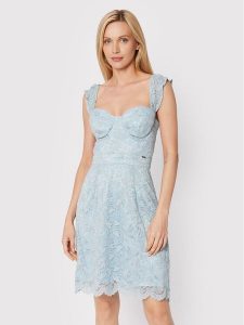 Guess Sukienka koktajlowa W2YK70 KAQN0 Błękitny Slim Fit. Niebieskie kombinezony Guess, l, z aplikacjami, z syntetyku, wizytowe, bez kołnierzyka, bez ramiączek. Za 689,99 zł.
