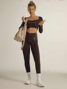 4F Legginsy treningowe damskie 4F x Anna Lewandowska - brązowe XL. Brązowe legginsy 4f, bez wzorów, z materiału, z podwyższonym stanem, długie. Za 129,99 zł.