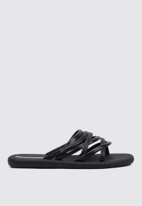 Klapki damskie Ipanema 83606AW816. Czarne klapki Ipanema, bez wzorów, z materiału, bez obcasa. Za 67,99 zł.