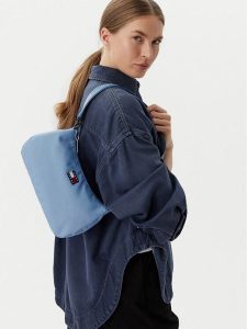 Tommy Jeans Torebka Tjw Ess Daily Shoulder Bag AW0AW18768 Niebieski jasny. Niebieskie torebki klasyczne Tommy Jeans, bez wzorów, z jeansu, bez dodatków. Za 249,99 zł.