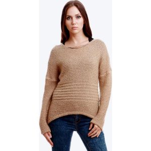 Sweter w kolorze beżowym. Swetry oversize marki Far Far Fashion. W wyprzedaży za 74,95 zł.
