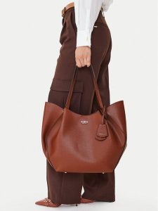 Guess Torebka Amorette HWBG78 98240 Brązowy. Brązowe torebki klasyczne Guess, z aplikacjami, ze skóry, bez dodatków. Za 575,99 zł.
