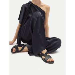 Sandały Lasocki. Czarne sandały Lasocki, bez wzorów, bez obcasa, na płaskiej podeszwie, bez zapięcia. Za 119,99 zł.