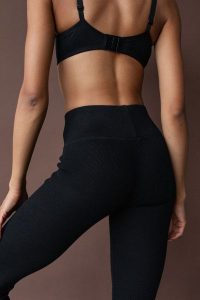 Legginsy damskie z prążkowanej dzianiny w kolorze TOTALLY BLACK - HIPS-XS. Czarne legginsy Marsala, bez wzorów, z bawełny. Za 199,90 zł.