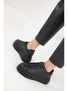 Trendyol Sneakersy w kolorze czarnym rozmiar: 36. Czarne trampki Trendyol, bez wzorów, bez zapięcia. Za 110,04 zł.