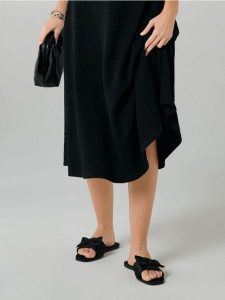 Klapki z kokardą - czarny. Czarne klapki Sinsay, bez wzorów, bez obcasa. Za 29,99 zł.