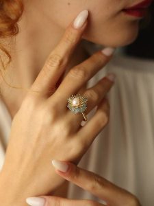 Pierres delicates Pozłacany pierścionek z perłą i opalami rozmiar: onesize. Niebieskie pierścionki Pierres delicates, z opalem, pozłacane. Za 39,99 zł.