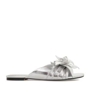 Klapki GINO ROSSI. Szare klapki Gino Rossi, bez wzorów, bez obcasa. Za 349,99 zł.