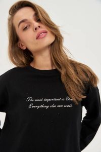 Bluza z napisem czarna. Czarne bluzy MOODO, l, bez wzorów, z bawełny, bez kaptura. W wyprzedaży za 79,99 zł.