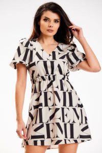 Mini Letnia Sukienka w Czarne Litery. Czarne sukienki Awama, na lato, l, bez wzorów, z elastanu, bez kołnierzyka, bez ramiączek, mini, rozkloszowane. Za 319,90 zł.