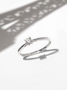 DIAMOND & CO Złoty pierścionek "Paulina" z diamentem rozmiar: 58. Szare pierścionki Diamond & Co, z diamentem, złote. Za 1 469,95 zł.