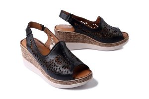 ARTIKER RELAKS 56C0944 czarny, sandały damskie. Czarne sandały Artiker Relaks, bez wzorów, ze skóry, bez obcasa, na koturnie, bez zapięcia. Za 167,93 zł.