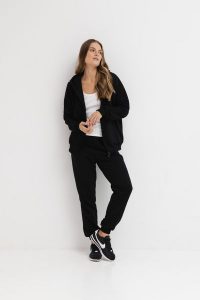 LEKKIE SPODNIE CELINE CZARNE XS - Flawless. Czarne spodnie dresowe Flawless, s, bez wzorów, z bawełny. Za 320,00 zł.