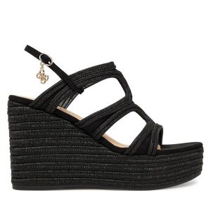Sandały Guess. Czarne sandały Guess, z aplikacjami, bez obcasa, na koturnie, bez zapięcia. Za 577,99 zł.